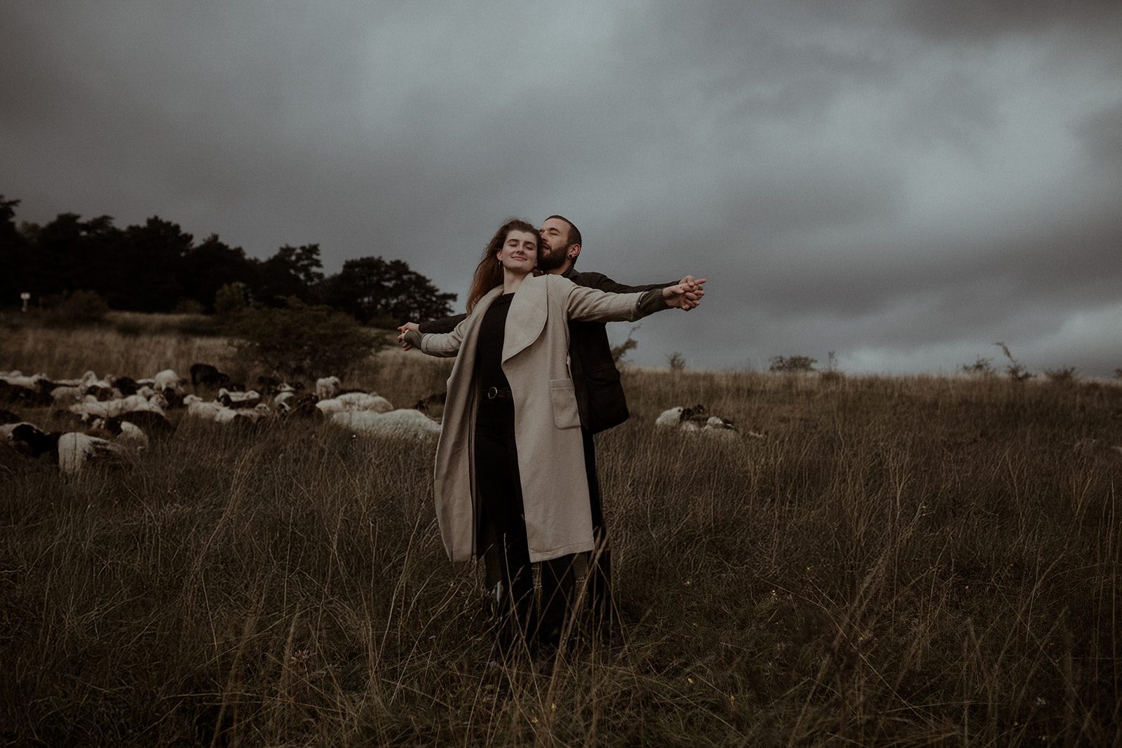 Verliebtes Paar in Bewegung, ungestelltes Foto